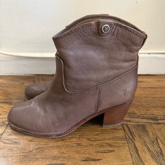 FRYE | Jolene Pull On Short Leather Ankle Boots Size 7.5 - Picture 3 of 13